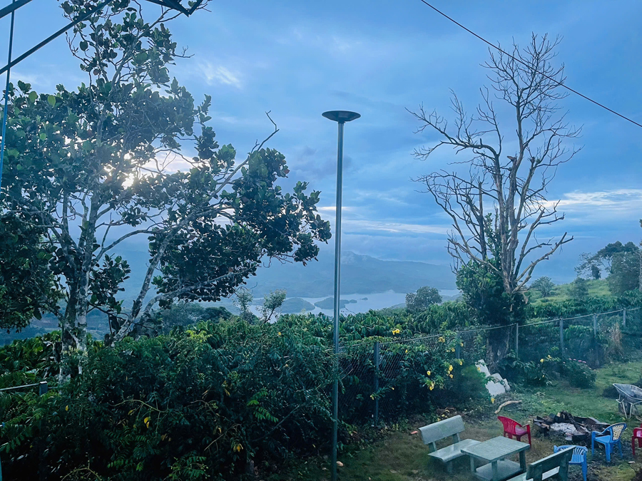 View hồ buổi sáng tại nơi ở Tà Đùng