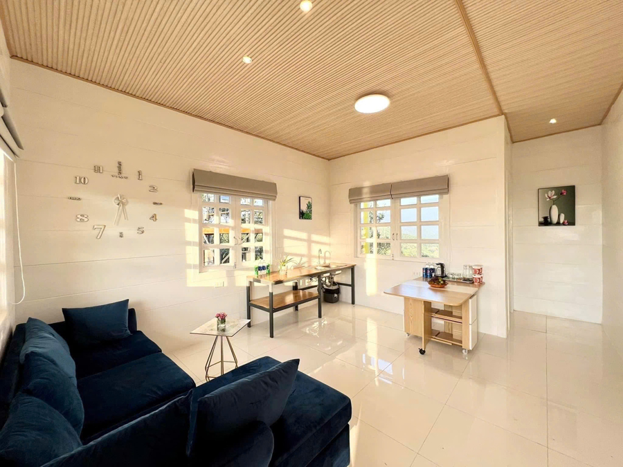 Phòng khách sáng với ghế sofa và bàn làm việc