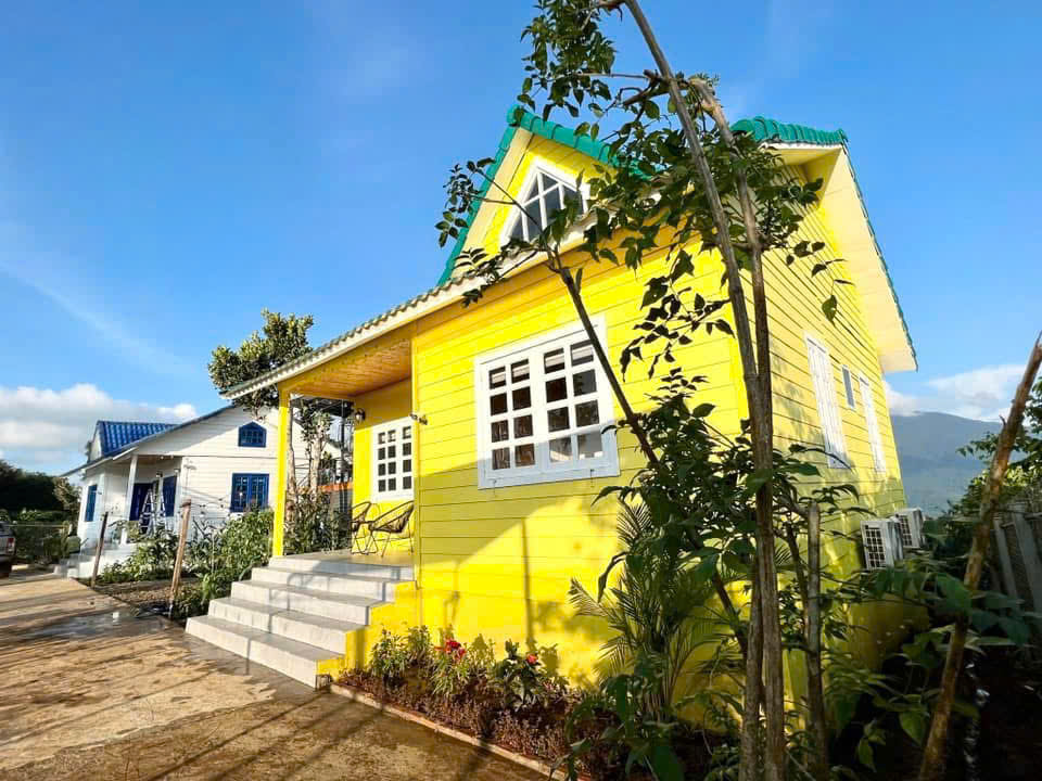 Căn nhà nghỉ sơn vàng mái dốc trên đồi gần hồ Tà Đùng
